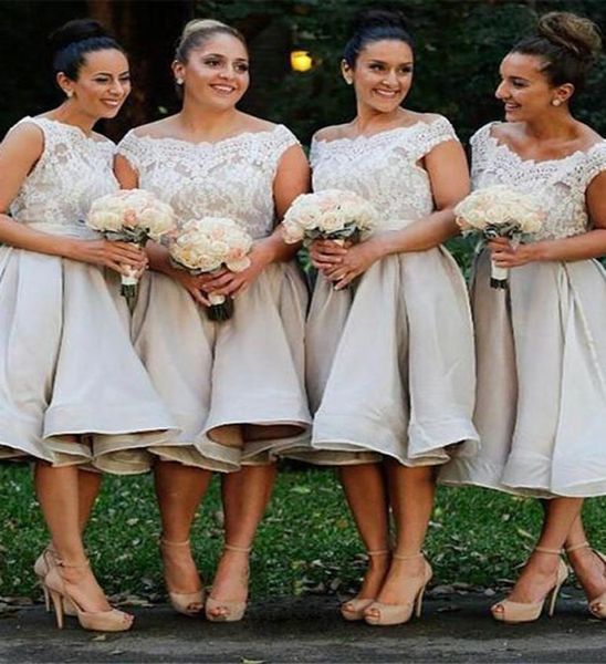 Hasta la rodilla Tallas grandes Vestidos de dama de honor País Escote redondo Gorro de encaje Mangas cortas Una línea Gris Boda Fiesta de invitados Fiesta de graduación dama de honor 7737334