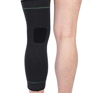 Les manches à l'extérieur des coussinets à double compression protègent le manchon de la jambe pour les hommes qui dirigent le basket-ball