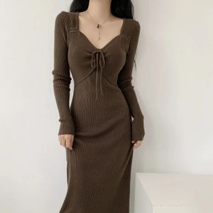 Robe tricotée pour femmes en automne et en hiver coréen version sur le genou sens du design enveloppe polyvalente robe longue robe longue 240402