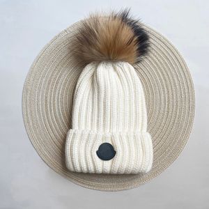 Sombrero de pompón de piel de punto logotipo de silicona negro diseñador de moda clásico gorra de calavera gorra con letras unisex de alta calidad