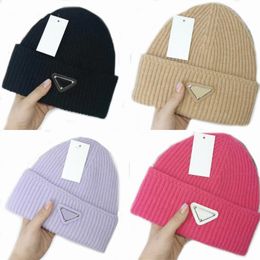 Gebreide muts designer muts voor mannen vrouw schedelkappen winterhoed buiten warm houden cappello mode klassieke driehoekige letter gebreide motorkap eenvoudige sport ga046