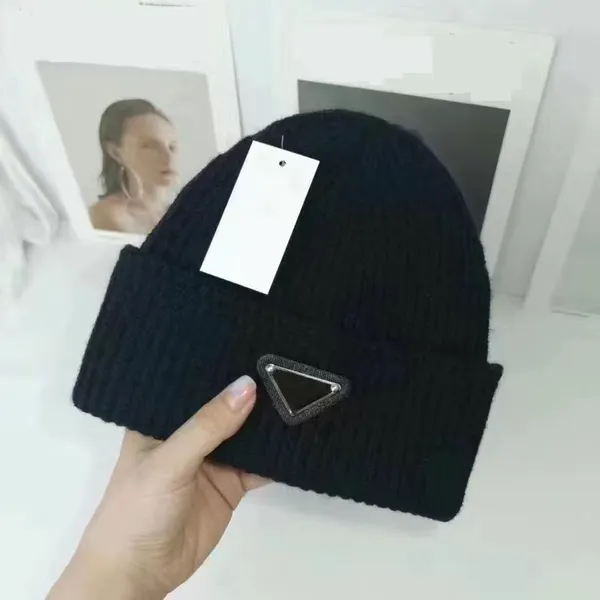 Chapeau tricoté chapeaux de créateurs pour femmes p lettre Beanie Cap Hommes Automne Hiver Caps Luxe Skull Caps Casual Ajusté 19 couleurs