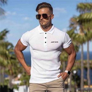 Tricoté À Manches Courtes Polo Hommes Fitness Slim Fit Bandes Casual Polo T-shirt Homme Marque De Mode Tees Tops D'été Gym Vêtements 210421