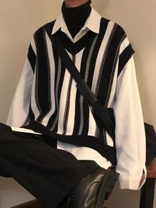 Panks tricotés pour hommes Y2K Vintage Waistco Homme Vêtements à manches rayées Viette esthétique Black Corée Coton décontracté 240515