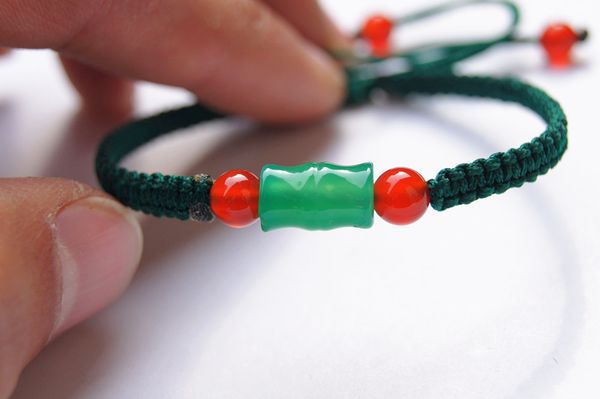 Le tricot est vert foncé, noeud plat + 1 bracelet en perles d'agate de bambou vert (maintenant montant)