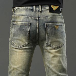 Kong Hong Brass Denim Jeans voor mannen high-end verdraagde en lichte luxe trendy slanke fit kleine been lange broek herfst winter dikke stijlen