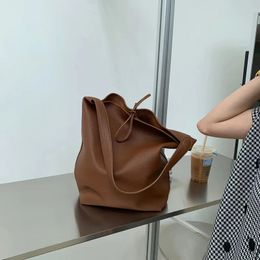 Korea Bucket fourre-tout pour le sac à bandoulière Sling pour femmes de grande capacité avec un petit sac 240311