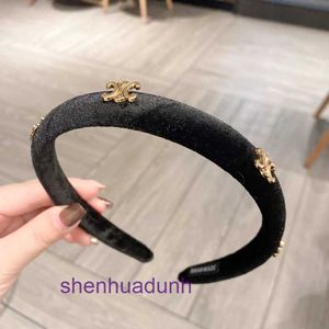 Corée d'automne et d'hiver Black Gold Velvet Fine Hair Hoop confortable Adulte Band Adulte LETTER ALLIAGE SIMPLE Clip polyvalent Grottoes