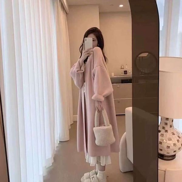 Automne coréen et hiver Nouveau cardigan tricot de style paresseux Fashion féminine longue veste de pull lâche simple