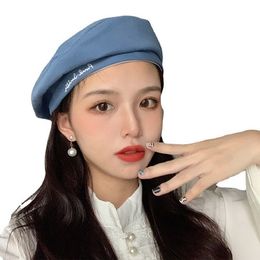 Bereta coreana Mujeres de cuatro estaciones Show Face Small Retro 2023 New Letter Painter Hat Khaki Brown Bud Gat