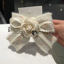 Broches de flores de camelia de tela de moda coreana para mujeres Tela hecha a mano Arte Arco Camisa Collar Fiesta de boda Broche Joyas Regalos x0822