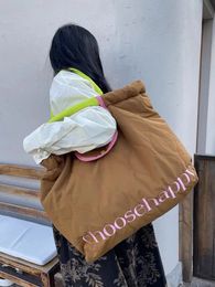 Bolso acolchado de moda coreana para mujer, bolso de hombro grande de invierno, almohada de gran capacidad, bolsos cruzados, bolsos ligeros para compras con letras 240226