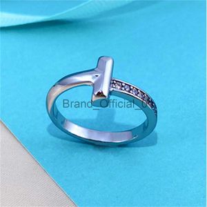 Moda coreana Anillo de acero de titanio con diamante en forma de T Minoría femenina Luz de lujo Anillo de pareja de viento frío simple de alto sentido x0809 x0813 x0823