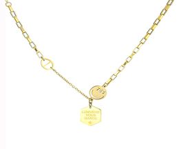 Collier en or de marque carrée géométrique coréenne net rouge nouveau pendentif en argent en acier titane bijoux de mode Yiwu petit produit en gros6025795