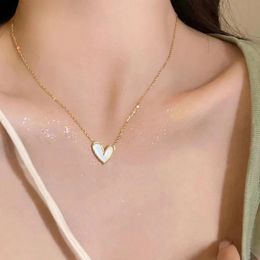 Koreaanse hartvorm Eenvoudige hangende ketting voor vrouwen elegante k gouden kleur sleutelbeen ketting choker zoete allemaal match trending sieraden 240511