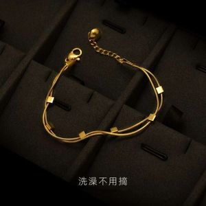 Koreaanse lichte high -end armband dames eenvoudige titanium stalen gouden vierkante dubbel gelaagde slang bottenketen, uniek ontwerp sense instagram