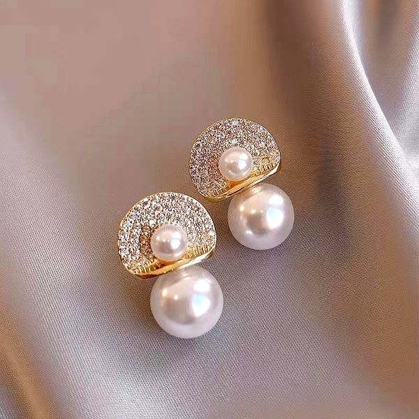 Boucles d'oreilles en perles dorées pour femme, nouveau tempérament coréen, niche féminine, conception de capteur de haut niveau, décoration d'oreille sauvage décontractée