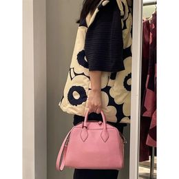 Designer de niche coréen Kimsapparel en cuir premium sens de la simplicité et de la mode Hundred Crossbody Bag Femme 240510