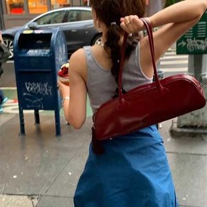 Niche coréenne OUNK avec la même épaule une épaule à grande capacité à lambe à lambe sous lamblée de stick, Footsfots Fashionable Women's Bag 240315