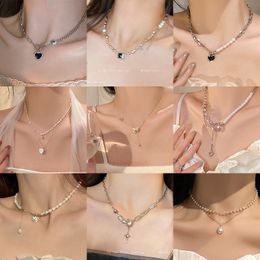 Collier de perles coréen pour les femmes avec un petit créneau de créneau sens de la chaîne de clavicule de luxe légère Love Pendant Jewelry Fresh and Sweet