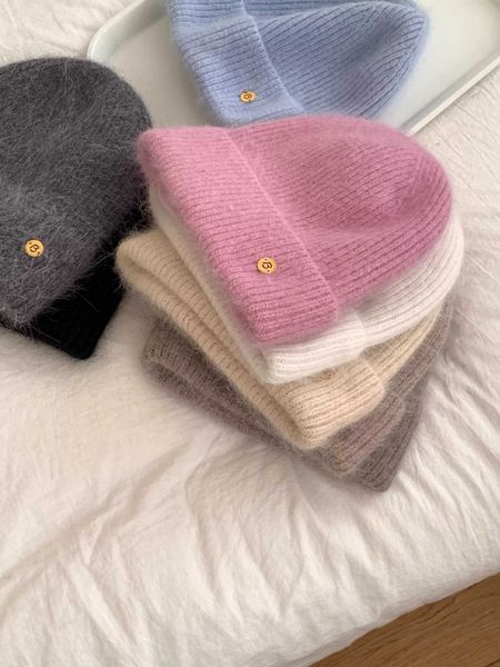 Couleur solide coréen Hair Rabbit Clain en laine tricotée pour les femmes Automne et visage d'hiver Affichage de petit chapeau pour chauffe