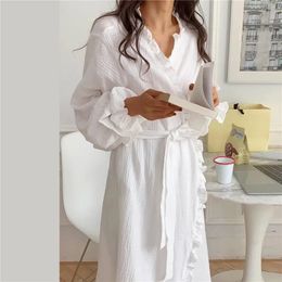 Korean printemps été femme de nuit pour femmes à manches longues de nuit à manches longues en dentelle sexy vêtements de sommeil de la maison en soie coton robe 240410