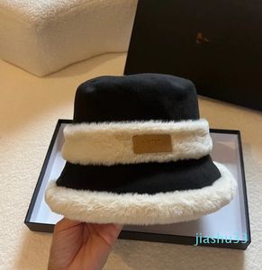 Style coréen automne et hiver étiquette en métal chapeau seau décontracté grande circonférence de la tête visage petit Extra épais chaud en peluche seau chapeaux