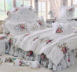 Estilo coreano Beige Princesa Bedding Bedding Set 100 Algodón 4 PCS Luxury Rose Printing Lace Ruffles Quiltduvet Cover Bedspread Bed4860349