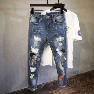 Men de mode coréen Men de jean Broderie Patch Designer Ripped Stretch Pantals Streetwear Elastic Hip Hop 210716
