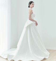 Style coréen Long licou robes de mariée satin avec des poches A-Line Ivory Sans manches Sweep Train Zipper Back Simple Bridal Robes avec un arc pour les femmes