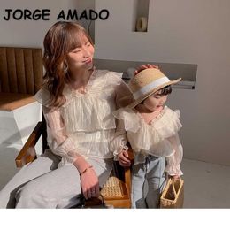 Estilo coreano Primavera Familia Conjuntos a juego Color blanco Mangas de hojaldre Camisa de gasa Madre Hija Trajes E011 210610