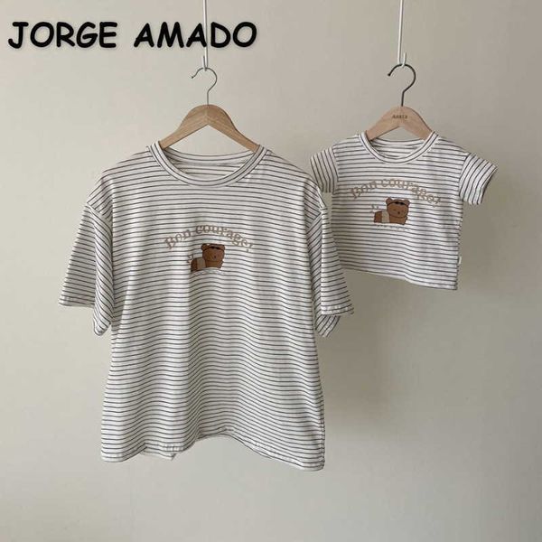 Estilo coreano Verano Familia Conjuntos a juego Rayas Dibujos animados Oso Camiseta Madre Padre Hija Hijo Partidos Trajes E1414 210610