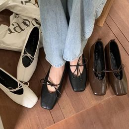 Style coréen femmes chaussures plates décontractées chaussures de bateau souples et confortables mocassins ballerine chaussures plates de ballet peu profondes femmes sans lacet sur le côté 240111