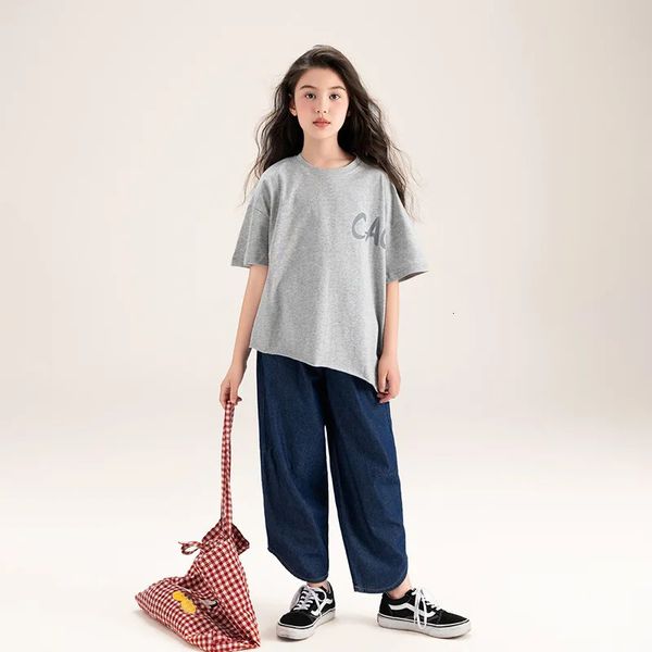 Coréen Summer Children Girl 2pcs Vêtements Set École irrégulière Tshirtdenim Pantalon droit des enfants 240408