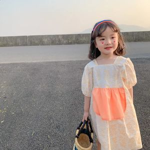 Robe de fille en enfant en bas âge coréen Coton Coton Floral Bébé imprimé Petal Patchwork à manches courtes Patchwork 240322