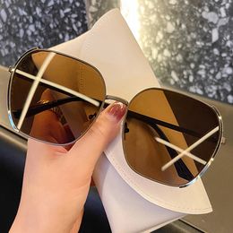 Tendencias coreanas Gafas de sol con marco de metal ovalado de gran tamaño Mujeres Lentes degradadas Gafas de sol grandes Conductor Playa al aire libre Gafas de moda SG668