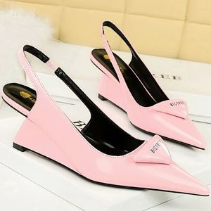 Koreaanse versie Mode Lakleer Ondiepe Puntige Neus Holle Rugriem 65cm Hoge Hakken Sleehakken Schoenen Dame Trendy Pompen Roze 240320