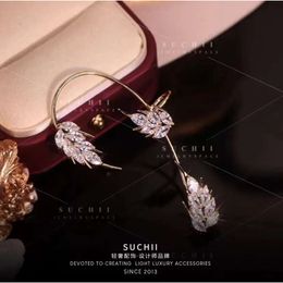 Version coréenne Nouveau diamant incrusté de feuilles à la mode plume zircon pierre féminine de trou d'oreille sans oreille à oreilles, petite configuration standard de fée