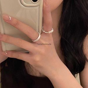 Koreaanse versie van gebroken zilveren zoetwater parelring voor vrouwen eenvoudige en gewone ring high-end paar ring niche ontwerp wijs vingerring
