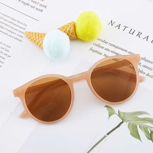 Version coréenne de la tendance des couleurs de gelée pour enfants à la mode et minimaliste, lunettes de soleil personnalisées, lunettes de plage expédiées