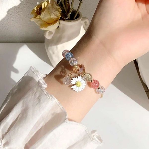 Version coréenne de la célébrité sur Internet avec la même petite marguerite fille cristal florale étudiante glaciaire de bracelet perlé