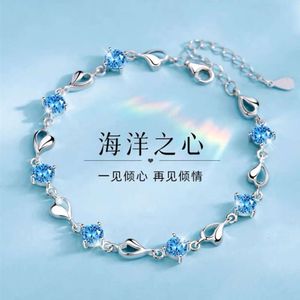 Version coréenne de l'océan Heart Crystal artistique avec des femmes incrustantes en diamant, bracelet bleu en forme de coeur en zircon pour les couples en cadeau