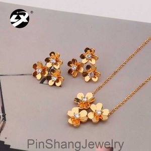 Koreaanse versie van gepersonaliseerde ketting met drie bloemen met bloot lichaam en casual bijpassende kleine en frisse damesoorbelset S925 oorbellen