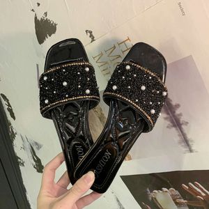 Koreaanse versie van sandalen voor vrouwen die nieuwe zomer boog dragen één lijn sleep net net rode strass slippers casual platte schoenen