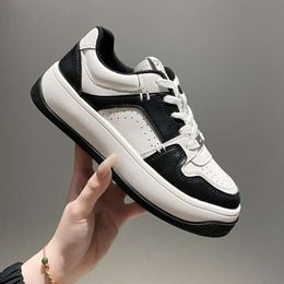 Versión coreana de zapatos blancos pequeños para mujer, finos, transpirables, ligeros, suela suave, versátiles, de moda y casuales, zapatos individuales, otoño 2023, nuevos zapatos de tabla
