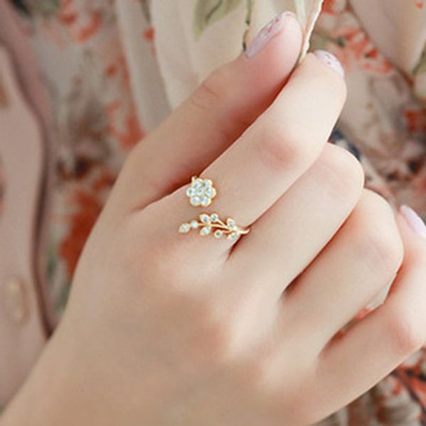 Versión coreana del anillo de apertura de diamantes de imitación de flor de hoja torcida anillo de oro / plata declaración de damas anillo ajustable al por menor al por mayor
