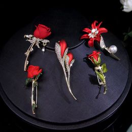 Koreanische Version einer Rosenbrosche mit schlichtem Temperament, modischem und elegantem Stil, Corsagenkleidung und blendfreien, personalisierten Anzugsaccessoires