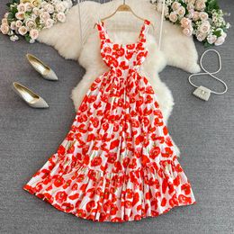 Robe ajustée à fleurs, version coréenne, à la mode, avec cordon de serrage, style défilé, avec une couleur blanche et une robe à imprimé floral