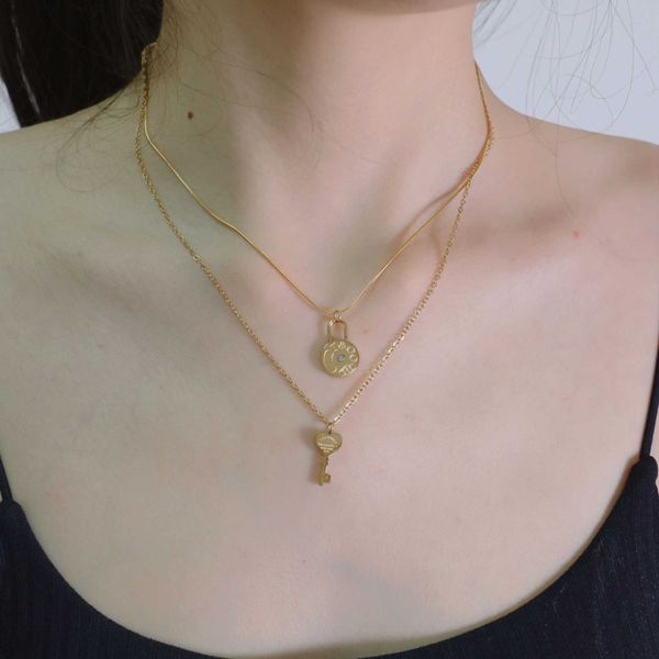 Version coréenne avec impression simple t famille clé amour serrure chaîne en os de serpent double couche collier en acier titane chaîne de clavicule polyvalente pour les déplacements féminins