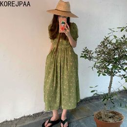 Korejpaa vestido de mujer verano francés suave tierno verde pequeño Floral adelgazante cuello en V diseño cruzado cintura corbata Vestidos 210526